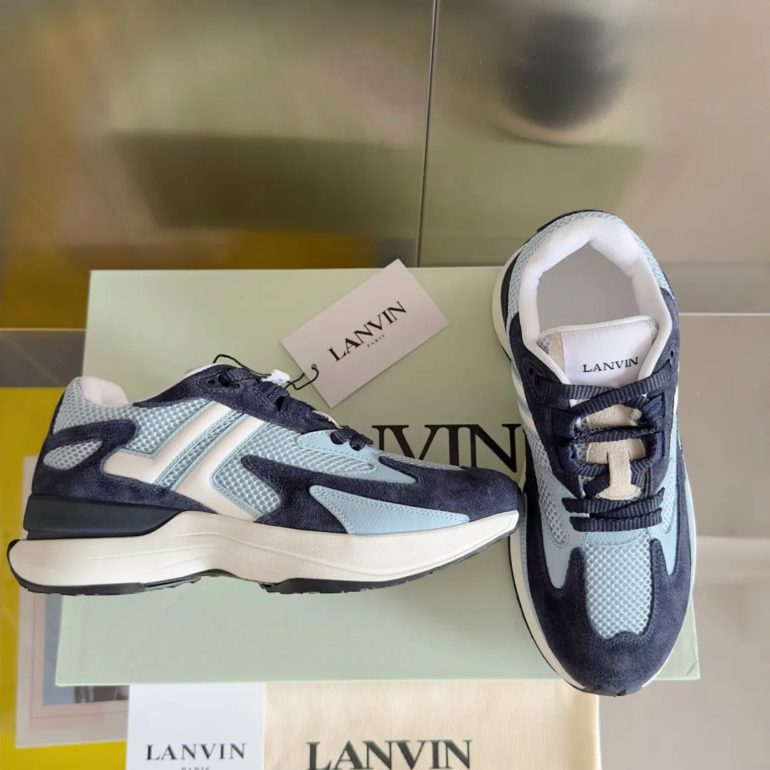 Top version: Couple model 290 Lanvin Lanvin's latest Jla series Couple model Mesh Thick sole Casual sports shoes Running shoes Original purchase, development and production This men's and women's sports shoes are light and comfortable, and the mesh design makes the uppers lighter. They are not afraid of stuffy feet, and the shoes look fashionable when paired with skirts and trousers. The upper is decorated with LANVIN's classic •J logo. The curved lines pay tribute to the circular element of the LANVIN logo, showing the brand's ingenuity. This shoe combines sports, fashion and craftsmanship. The delivery counter has exquisite packaging 🛍📦 ▪️ Fabric: Original customized mesh + cowhide ▪️ Lining: Original imported breathable mesh ▪️ Sole: Exclusive molded foam + TPU material ▪️ Bottom thickness: 4CM ▪️ Size: Women's 35-41 / Men's 39-45